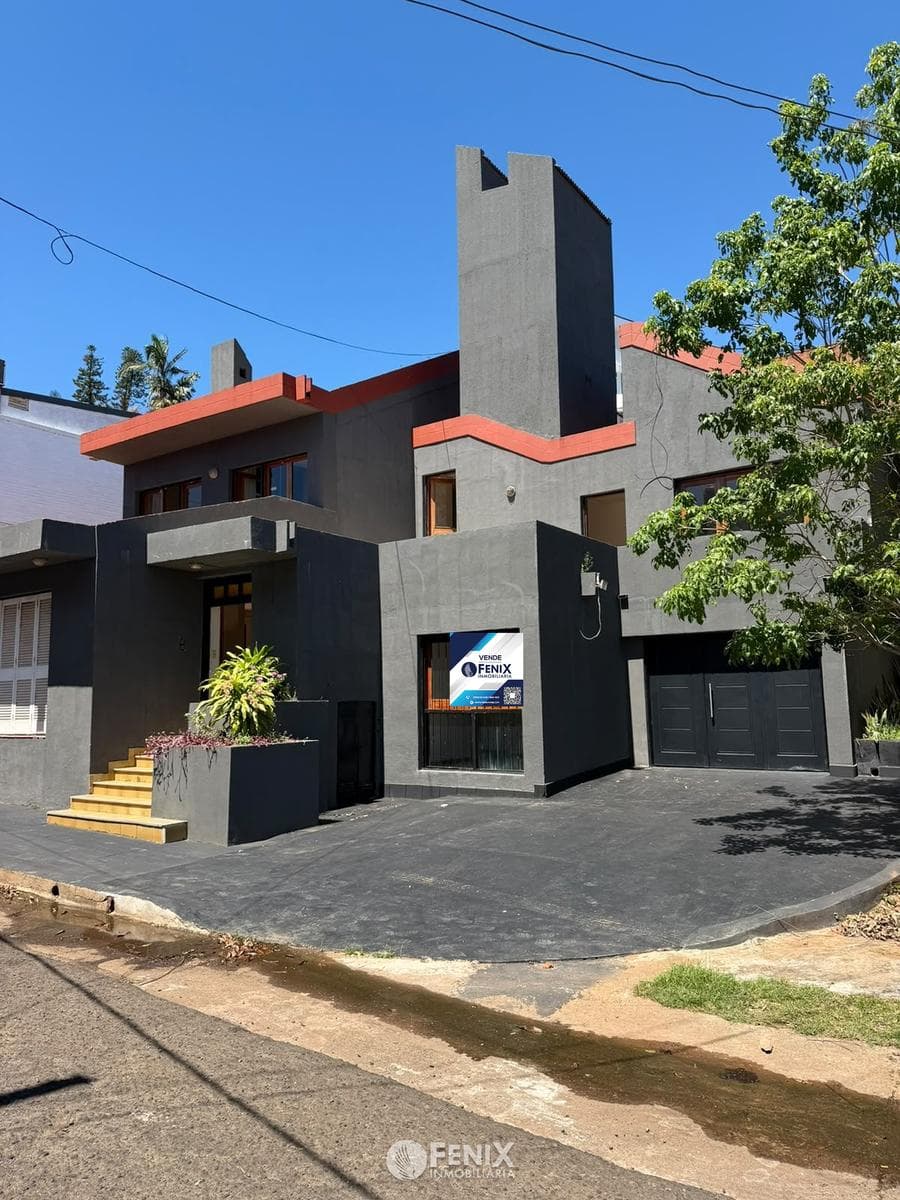 CASA EN VENTA EN ESQUINA DE 3 DORMITORIOS - COSTANERA - 3 PLANTAS (CF1420)