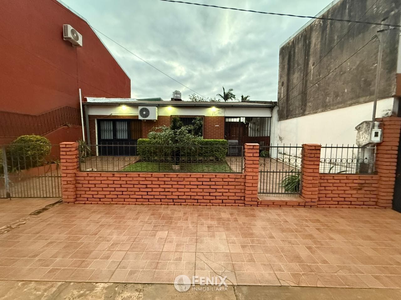 CF1304 - CASA APTA CRÉDITO HIPOTECARIO - AMPLIO TERRENO - AV. LOPEZ TORRES Y CMTE. ROSALES