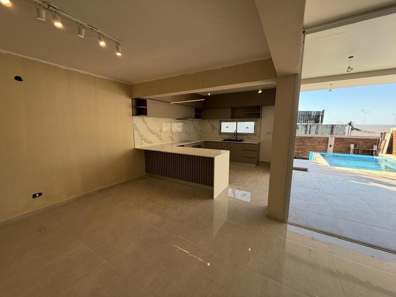 CF1350 - CASA EN CONSTRUCCIÓN DE DOS PLANTAS EN VENTA - AV. MAIPÚ Y COSTANERA