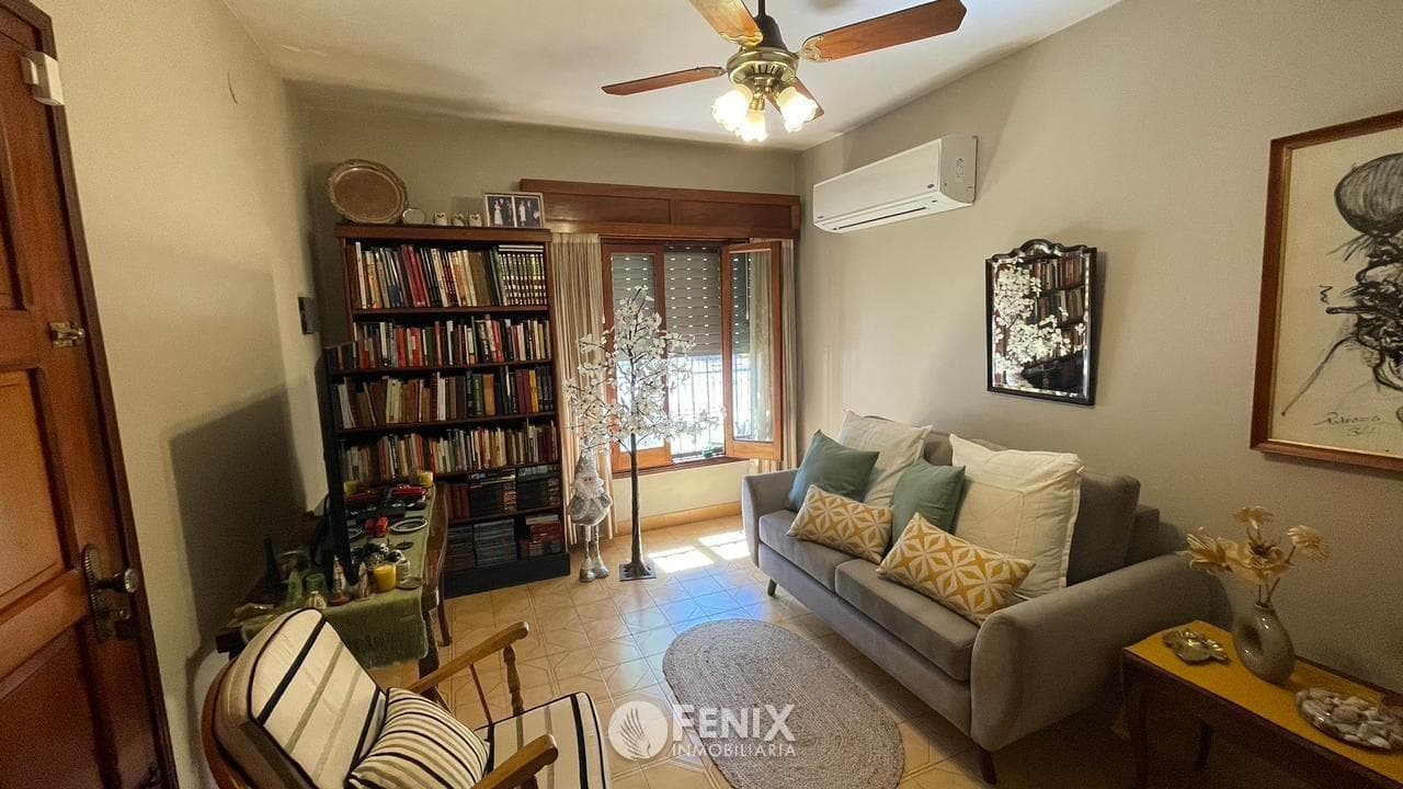 CASA CÉNTRICA EN VENTA DE 2 DORMITORIOS CON COCHERA (CF1406)